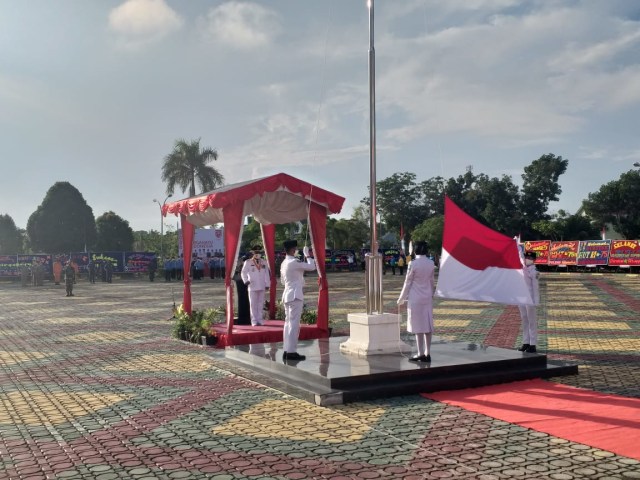 ﻿﻿Upacara bendera peringatan HUT RI ke-75 di halaman kantor Bupati Karimun. Foto: Khairul S/kepripedia.com