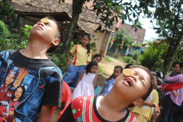 Peserta lomba saat hendak memasukkan biskuit ke dalam mulut, Senin (17/8) | Foto: Abdur Rahman Ridho