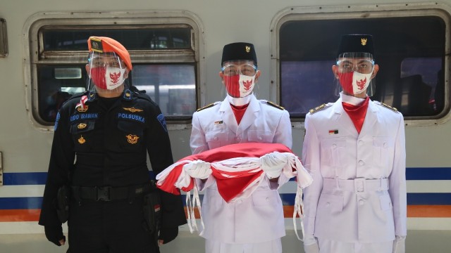 Peringati Hut Ke 75 Ri Pt Kai Daop 1 Bentangkan Bendera Merah Putih Di