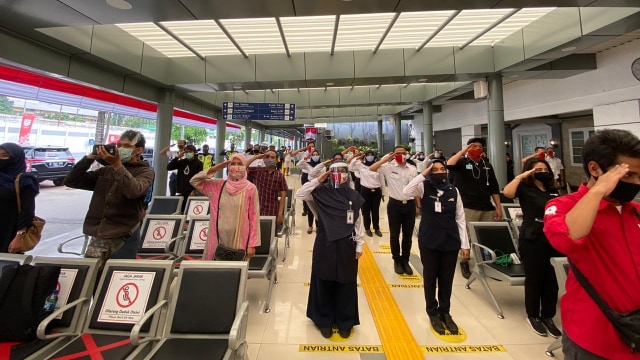 Peringati Hut Ke 75 Ri Pt Kai Daop 1 Bentangkan Bendera Merah Putih Di