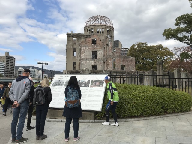Seorang guide (jaket hijau) sedang menceritakan peristiwa pengeboman Hiroshima di Monumen Perdamaian Hiroshima kepada wisatawan pada tahun lalu. Foto: Maya Puspitasari