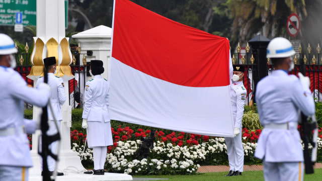 Paskibraka bersiap mengibarkan Bendera Merah Putih saat Upacara HUT ke-75 RI di Istana Merdeka, Jakarta, Senin (17/8). Foto: Agus Suparto/Handout/ANTARA FOTO