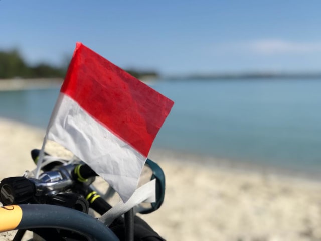 ﻿﻿Bendera merah putih terkait di alat penyelam. Foto: Komunitas Selam Kepri﻿