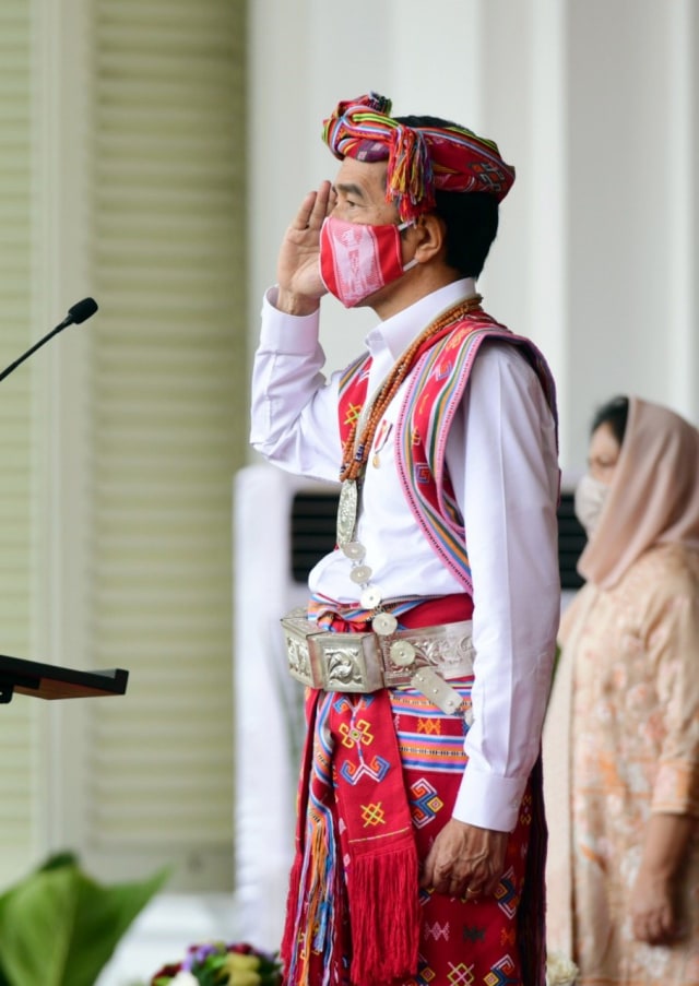 Presiden Joko Widodo  memberi hormat saat menghadiri Upacara HUT ke-75 RI di Istana Merdeka, Jakarta, Senin (17/8).  Foto: Muchlis Jr/Biro Pers Sekretariat Presiden