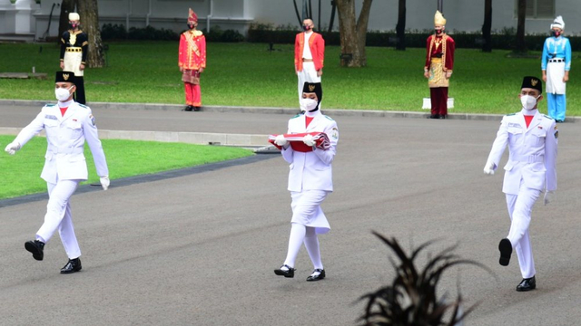 Pasukan Pengibar Bendera Pusaka (Paskibraka) membawa Bendera Merah Putih saat Upacara HUT ke-75 RI di Istana Merdeka, Jakarta, Senin (17/8).  Foto: Muchlis Jr/Biro Pers Sekretariat Presiden