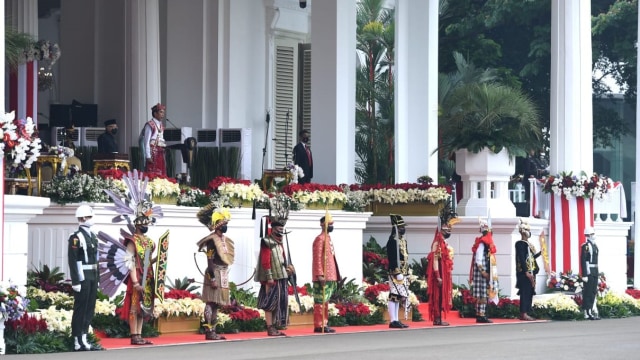 Anggota Paspampres memakai pakian adat saat menghadiri Upacara HUT ke-75 RI di Istana Merdeka, Jakarta, Senin (17/8). Foto: Lukas/Biro Pers Sekretariat Presiden