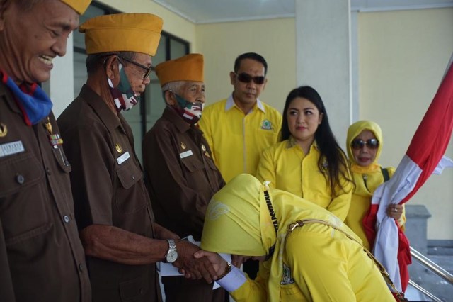 DPD Golkar Kota Pontianak Bagikan Bendera Merah Putih untuk Warga (429836)