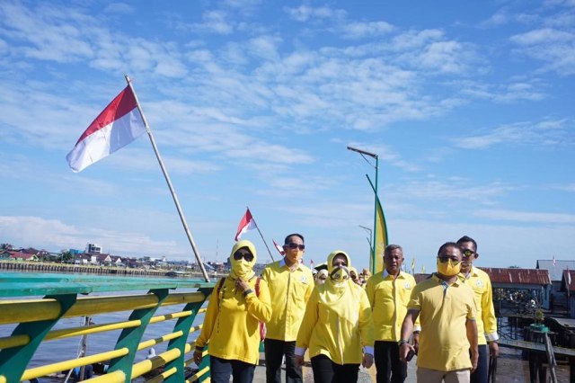 DPD Golkar Kota Pontianak Bagikan Bendera Merah Putih untuk Warga (429838)