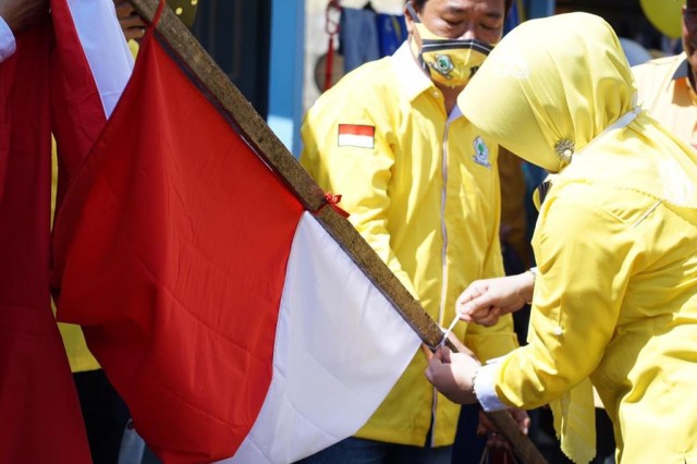 DPD Golkar Kota Pontianak Bagikan Bendera Merah Putih untuk Warga (429837)