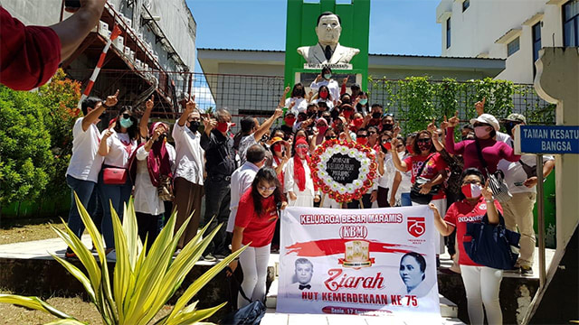 Keluarga besar Maramis melakukan ziarah di monumen Alexander A Maramis, pahlawan nasional asal Sulawesi Utara