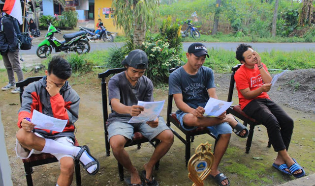 4 orang pria yang mengikuti lomba menatap foto mantan di Magelang, Jawa Tengah, untuk meriahkan HUT ke-75 RI, Senin (17/8/2020). Foto: Facebook/Khoirul Anam