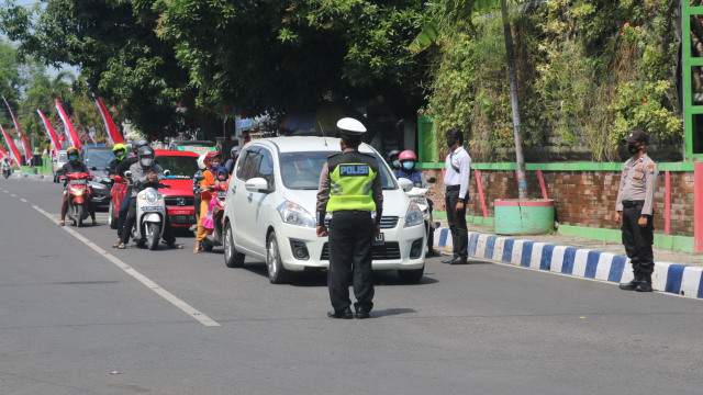 Polisi Bojonegoro saat menghentikan sejenak para pengguna jalan yang sedang melintas di ruas jalan yang ada di dalam Kota Bojonegoro. Senin (17/08/2020).