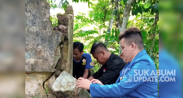 Pembersihan Tugu Letkol RA Kosasih, di Kampung Padaraang RT 02/11 Desa Kebonmanggu Kecamatan Gunungguruh Kabupaten Sukabumi, Minggu (16/8/2020). | Sumber Foto: Istimewa