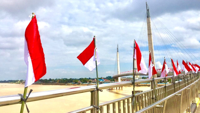 Di sisi kiri dan kanan jembatan Gentala Arasy Jambi dipasang bendera merah putih. Foto: Jambikita.id