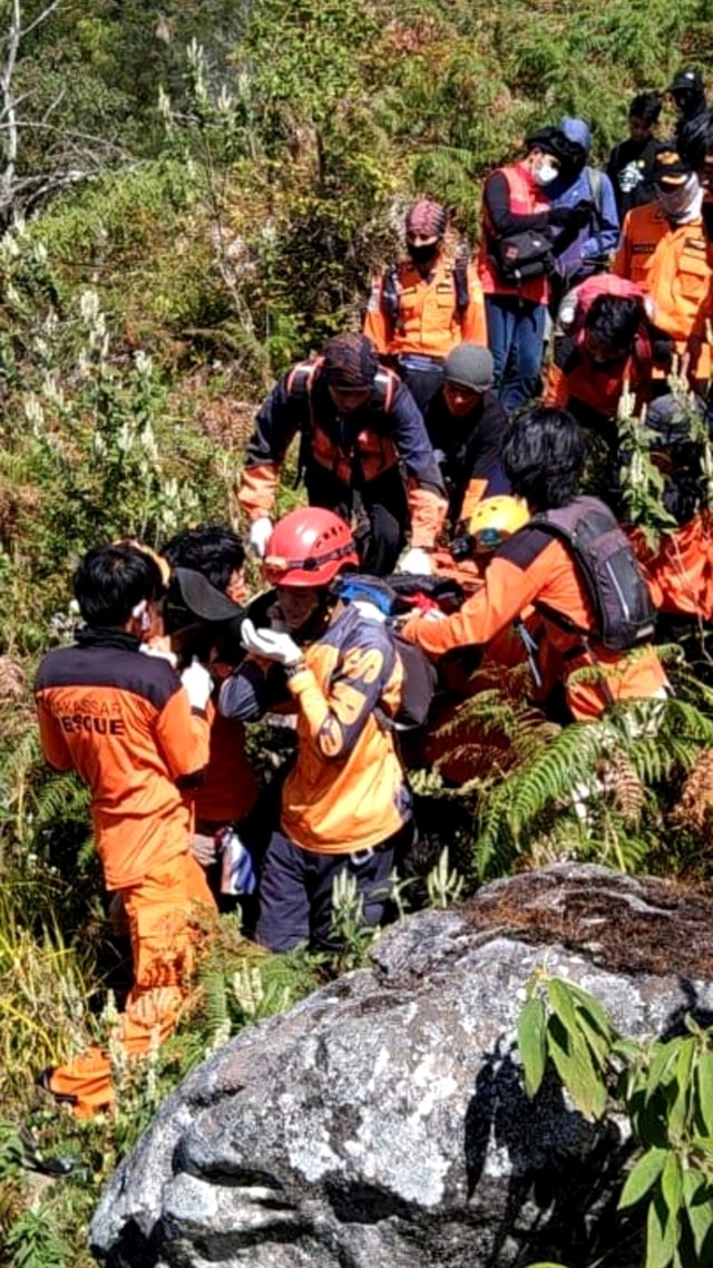 Anggota Basarnas mengevakuasi jenazah pelajar yang tewas saat hendak peringati HUT ke-75 RI di Sulawesi Selatan, Senin (17/8). Foto: Dok. Istimewa