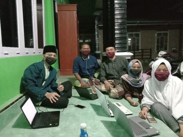 Kegiatan pelatihan desain grafis bersama Kelompok Santrimedia YABANA Wringinharjo