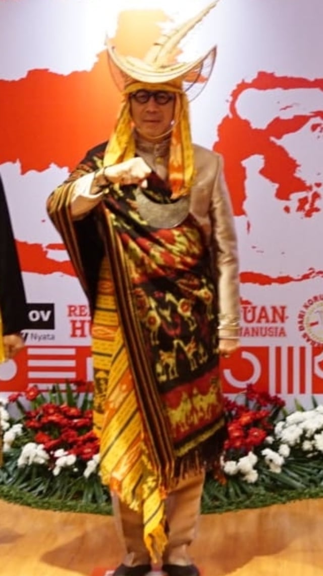 Menkumham Yasonna Laoly mengenakan pakaian adat saat Peringatan HUT ke-75 RI. Foto: Kemenkumham