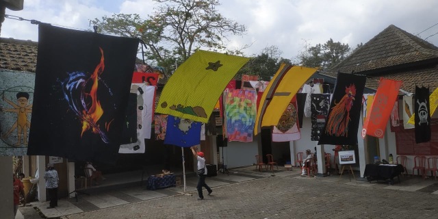 Sebanyak 75 bendera Art Flag dari 75 perupa di Malang Raya dipamerkan dalam Pameran bertajuk Independence Say Art Flag Exhibition, di halaman Gedung Dewan Kesenian Malang, pada Senin (17/8/2020). Foto: Ulul Azmy