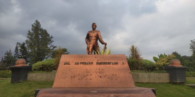 Patung Mayor Hamid Rusdi di Simpang Balapan, Ijen Boulevard Kota Malang. Foto: Ulul Azmy