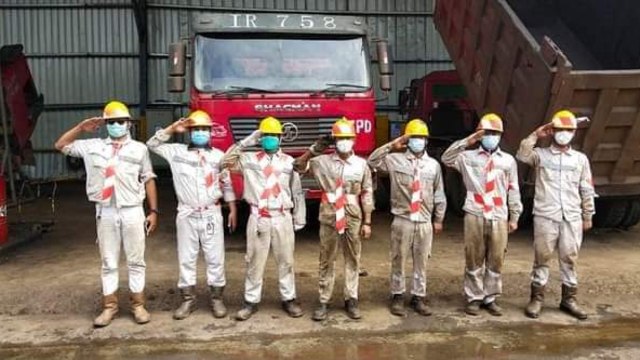 Sejumlah karyawan IMIP saat memberi penghormatan bendera Merah Putih di HUT ke-75 kemerdekaan RI. Foto: Istimewa