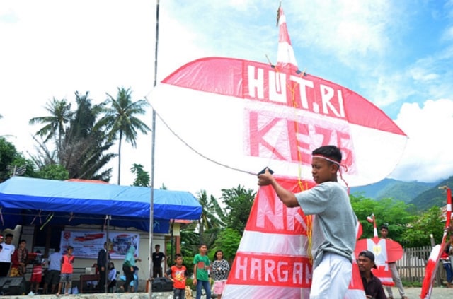 Layang-layang Merah Putih Warnai Peringatan HUT ke-75 RI (33609)