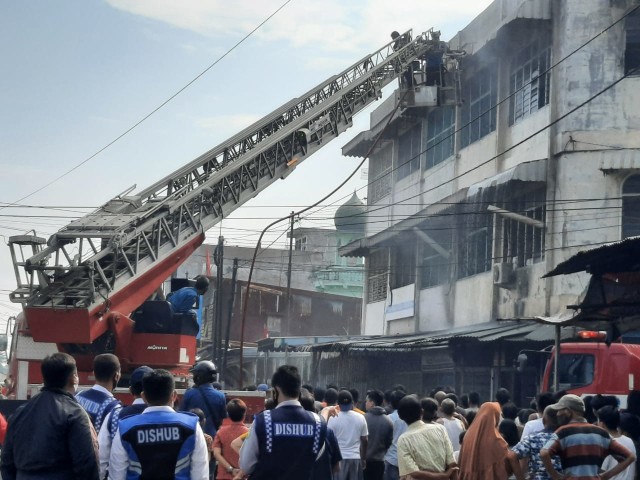 Kebakaran ruko yang dijadikan sebagai tempat usaha warung sate di Medan. Foto: Istimewa