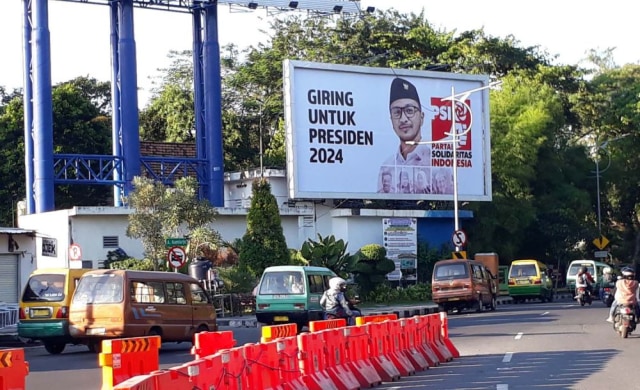 Baliho 'Giring Untuk Presiden 2024' Terpampang di Surabaya