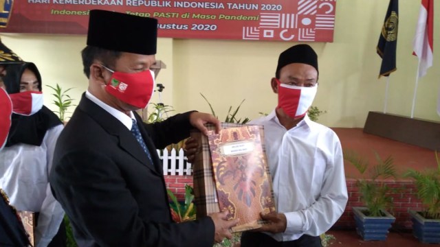 Wali Kota Batam, Muhammad Rudi memberikan remisi secara simbolis kepada warga binaan penerima remisi kemerdekaan RI. Foto: Zalfirega/kepripedia.com