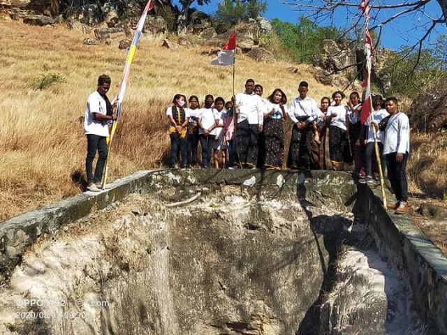 Pemuda Kampung Kobafesa, Desa Aeramo, Kabupaten Nagekeo pose bersama usai menggelar upacara HUT RI ke-75 di puncak bukit situs Gua Jepang Rane. Foto: Arakdius Togo. 