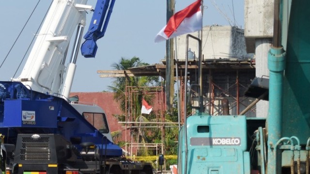 Tampak garis polisi di lokasi ambruknya konstruksi pembangunan Jalan Tol Cibitung-Cilincing di Jalan Kampung Sungai Tiram, Marunda, Cilincing, Jakarta Utara, Senin (17/8). Foto: Fauzi Lamboka/ANTARA