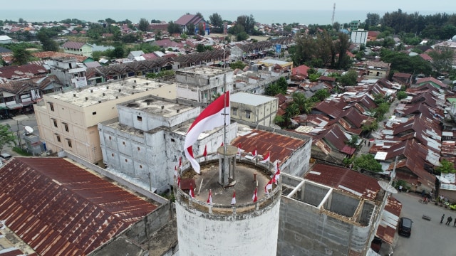 Merah Putih di Water Lading, bangunan bersejarah peninggalan Belanda di Pidie, Aceh. Dok. Polda Aceh