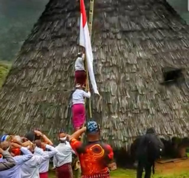 Upcara HUT RI ke-75 yang digelar secara unik oleh masyarakat adat Wae Rebo, Kabupaten Manggarai. Foto: istimewa. 