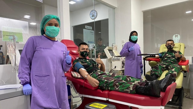 Prajurit TNI AD saat donor plasma darah. Foto: Dispen TNI AD