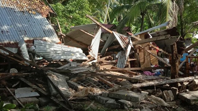 Kondisi kerusakan rumah di Provinsi Masbate, setelah gempa bumi melanda Filipina, Selasa (18/8). Foto: John Mark Lalaguna/Philippine National Red Cross via AP