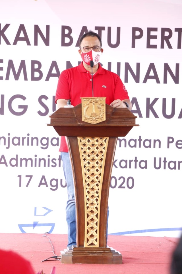 Gubernur DKI Jakarta Anies Baswedan memberi sambutan saat melakukan peletakan batu pertama di Kampung Akuarium, Penjaringan, Jakarta Utara. Foto: Pemprov DKI Jakarta
