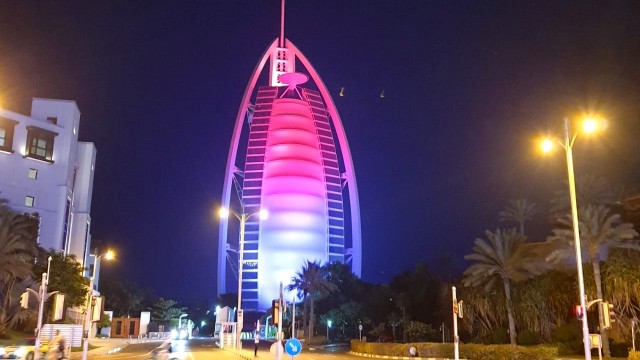 Bendera Merah Putih di Burj Al Arab di Dubai UEA. Foto: KBRI Abu Dhabi