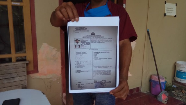 Ayah korban memperlihatkan surat DPO pelaku. Foto: Habil/acehkini