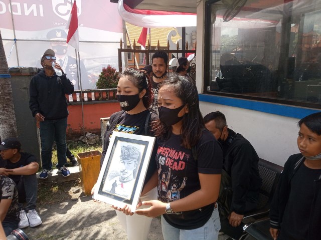 Puluhan Aktivis Aksi Demo Dukung Jerinx di Polda Bali