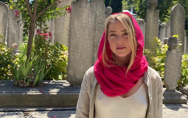 Berhijab Tapi Tidak Pakai Bra saat ke Masjid, Amber Heard Dikritik Netizen. Foto: dok. Instagram/ @amberheard