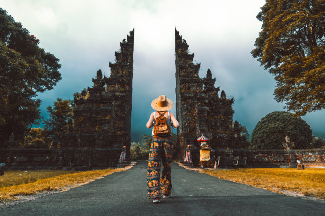 Sebanyak 76 persen responden Indonesia mengatakan ingin menjelajahi destinasi lokal dalam satu tahun ke depan, dengan lima destinasi teratas, yaitu Bali, Yogyakarta, Jakarta, Bandung, dan Surabaya. Foto: Shutterstock