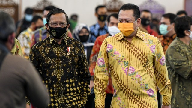 Ketua MPR Bambang Soesatyo (kanan) berjalan bersama Menko Polhukam Mahfud MD saat menghadiri Hari Konstitusi 2020 di Gedung Nusantara IV, Kompleks Parlemen, Senayan, Jakarta, Selasa (18/8). Foto: M Risyal Hidayat/ANTARA FOTO