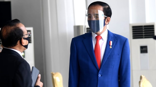 Presiden Joko Widodo mengenakan face shield dan masker saat akan menyaksikan gladi Upacara Peringatan HUT ke-75 RI di halaman Istana Merdeka, Jakarta, Kamis (13/8). Foto: Biro Pers Sekretariat Presiden
