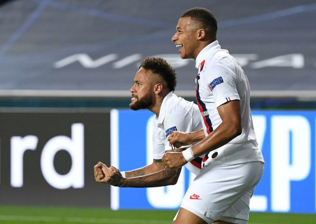 Ekspresi Neymar dan Kylian Mbappe usai membobol gawang Atalanta. Foto: David Ramos/Reuters
