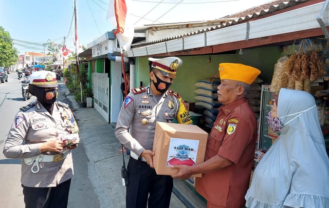 Jajaran Polres Cirebon Kota memberikan tali asih kepada para veteran. (Juan)
