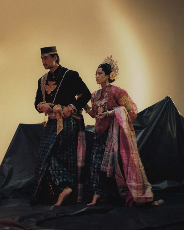 Tara Basro dan Daniel Adnan saat memakai baju pengantin adat Bugis Foto: Thomas Sito