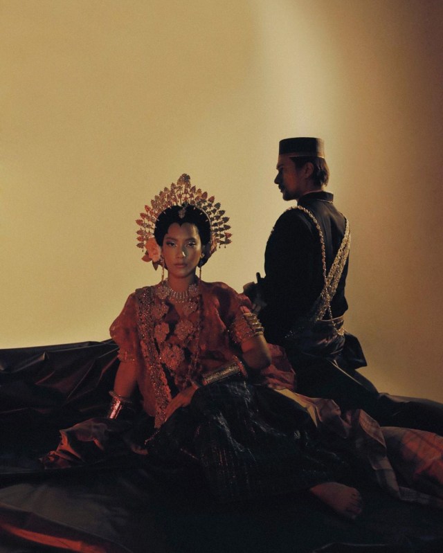 Tara Basro dan Daniel Adnan saat memakai baju pengantin adat Bugis Foto: Thomas Sito