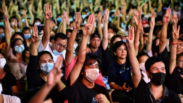 Para pengunjuk rasa memberikan salam"Hunger Games" selama unjuk rasa pro-demokrasi di Universitas Thammasat di Pathum Thani, utara Bangkok, Thailand. Foto: Lillian SUWANRUMPHA/AFP