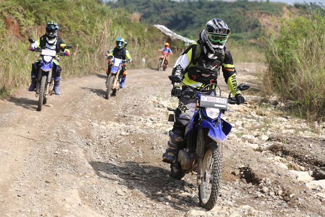 Beberapa awak media sedang melakua test ride Yamaha WR 155R di Hambalang Hills, Jawa Barat, Foto: dok. YIMM