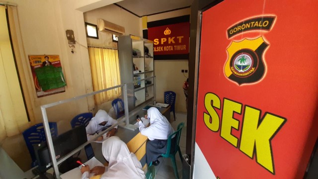 Para pelajar di Kelurahan Moodu, Kota Timur, Kota Gorontalo, harus menumpang wifi di Polsek Kota Timur, untuk belajar online dalam jaringan (daring), Selasa (18/8). Foto: Dok banthayoid (Wawan Akuba)