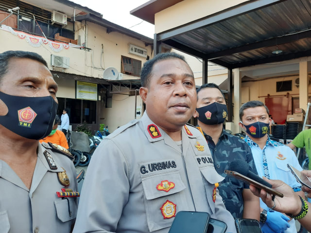 Kapolresta Jayapura Kota, AKBP Gustav Urbinas saat diwawancara wartawan. (BumiPapua.com/Liza Indriyani)